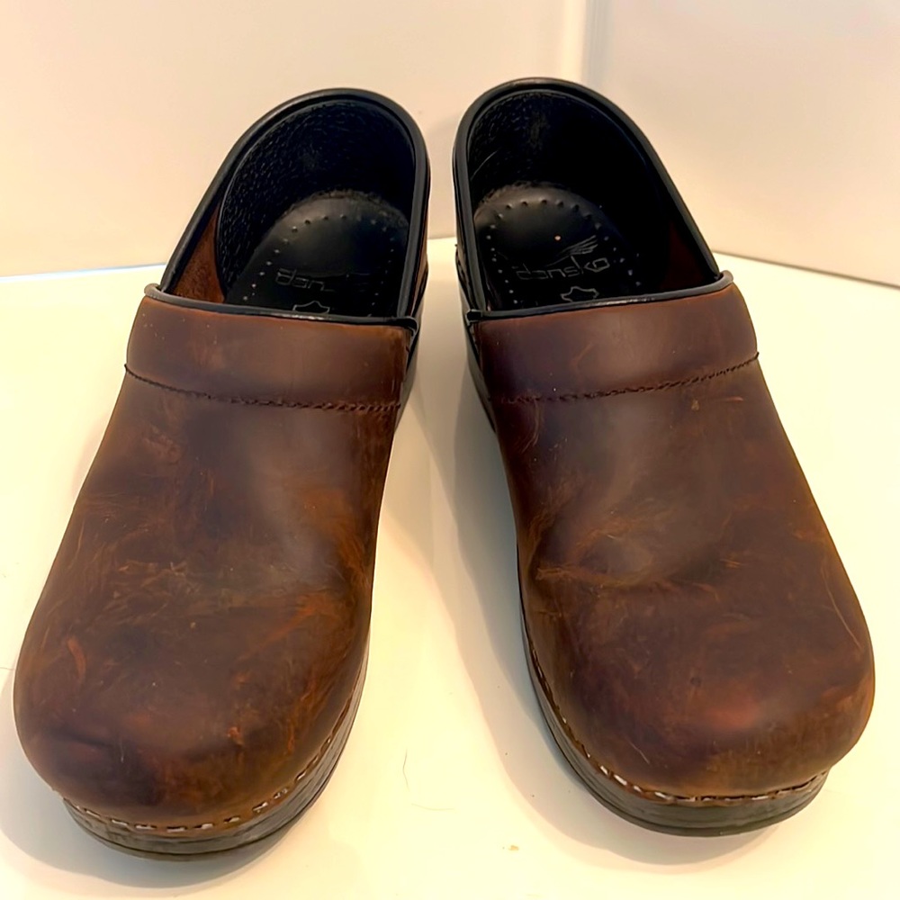 Brown Oiled  leather Dansko Professional clogs 36 NARROW. EUC.